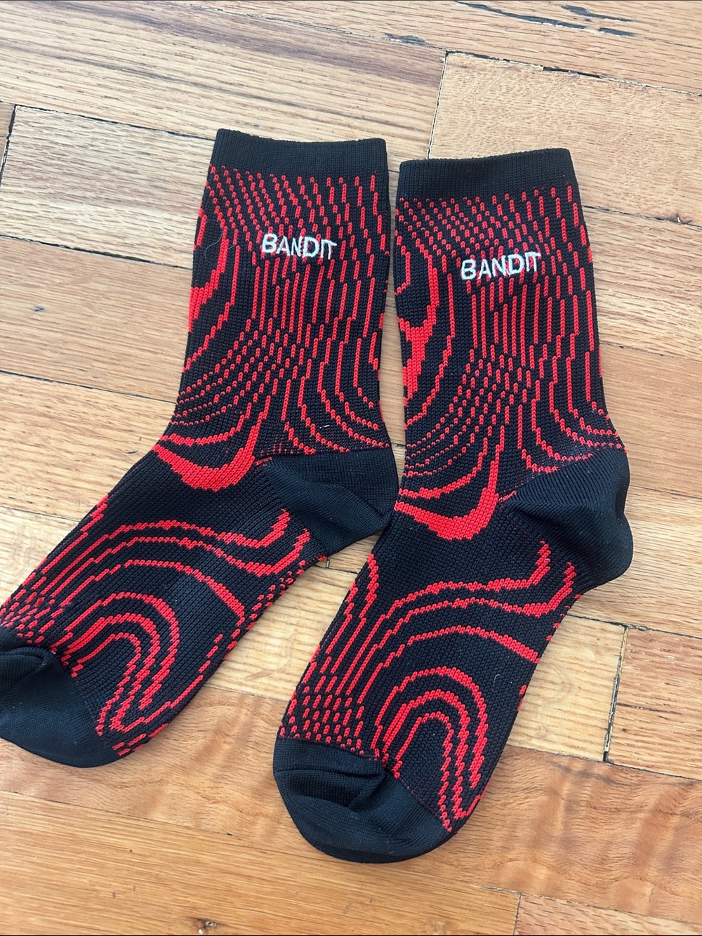 BANDIT members Women's Black & Red Patterned Crew Socks